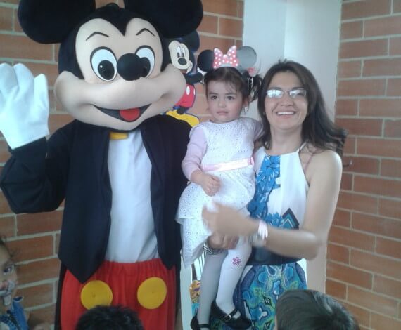 Fiestas infantiles con Mickey Mouse celebrando un cumpleaños